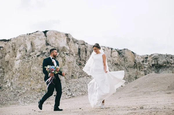 Hermosa Pareja Feliz Boda Carrera Arcilla —  Fotos de Stock