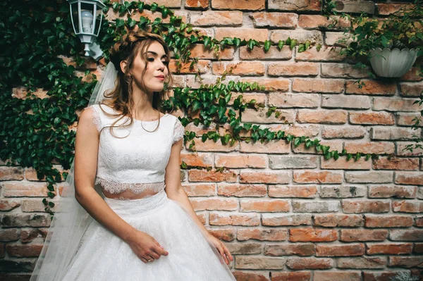 Jeune Belle Mariée Sur Fond Mur Avec Une Lampe Pot — Photo