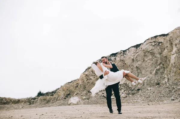 Hermosa Pareja Feliz Boda Carrera Arcilla —  Fotos de Stock