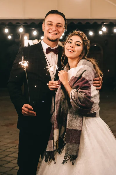 Una Pareja Con Luces Bengala Noche Sobre Fondo Negro Con —  Fotos de Stock