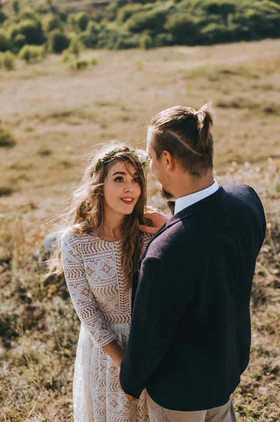 Retrato Casais Ternura Amor Natureza Montanhas — Fotografia de Stock