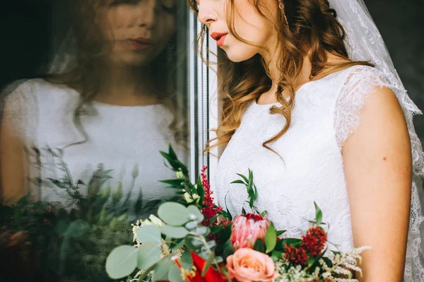 Vackra Brud Med Bukett Blommor Fönstret — Stockfoto