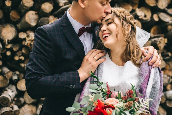 Feliz Jovem Casal Seu Dia Casamento — Fotografia de Stock