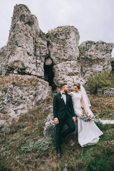 Schöne Glückliche Junge Hochzeitspaar Sitzt Auf Stein — Stockfoto