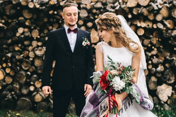 Piękna Młoda Para Dzień Ślubu Tle Woden Dzienników — Zdjęcie stockowe