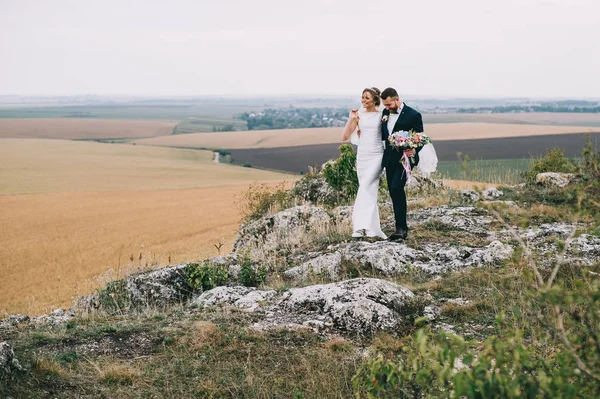 Lopen Klif Mooi Gelukkig Jong Bruidspaar — Stockfoto