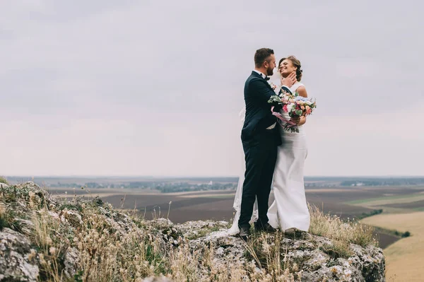 Schönes Glückliches Junges Hochzeitspaar Küsst Weiß Das Auf Klippe Steht — Stockfoto