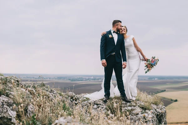 Schönes Glückliches Junges Hochzeitspaar Steht Klippe Und Windigem Tag — Stockfoto