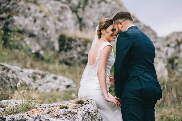 Bella Felice Giovane Coppia Nozze Seduto Sulla Pietra Guardando Altro — Foto Stock