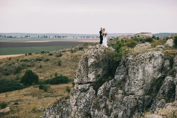 Bonito Feliz Jovem Casamento Casal Abraçando Penhasco — Fotografia de Stock