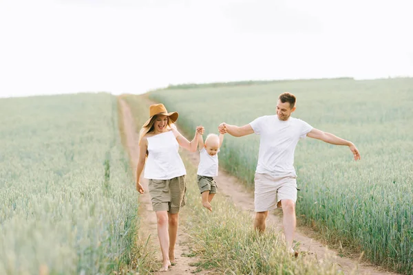 Jeune Famille Heureuse Amuser Avec Leur Petit Bébé Dans Domaine — Photo