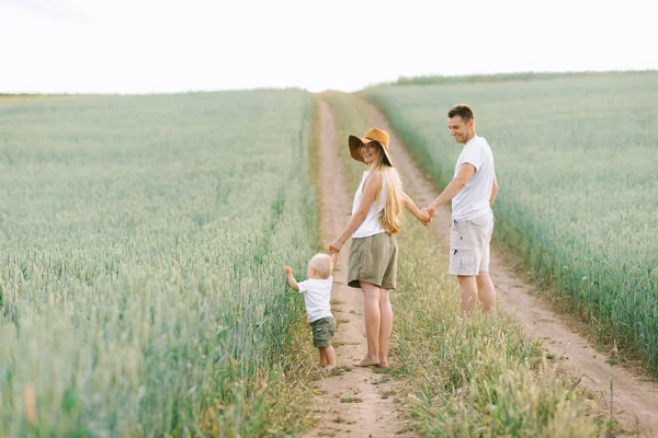 Jeune Famille Heureuse Amuser Avec Leur Petit Bébé Dans Domaine — Photo