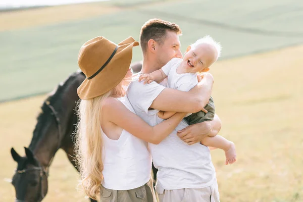 Ung Familj Har Rolig Fältet Föräldrar Och Barn Med Häst — Stockfoto