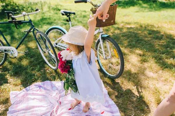 Счастливая Маленькая Девочка Пионами Парке — стоковое фото