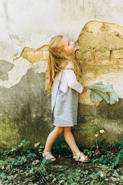 Açık Havada Sarışın Saçlı Sevimli Küçük Kız — Stok fotoğraf