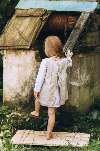 Linda Niña Con Pelo Rubio Aire Libre — Foto de Stock