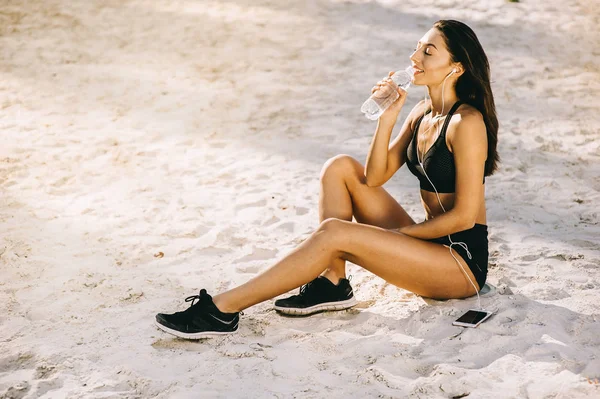 Giovani Donne Stile Sportivo Vestite Bikini Nero Sedute Una Spiaggia — Foto Stock
