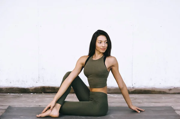 Beyaz Arka Plan Üzerinde Yoga Egzersiz Çekici Genç Kadın — Stok fotoğraf