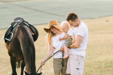 Genç aile eğlenceli bir alanı var. Anne ve çocuk alanında bir atı ile 