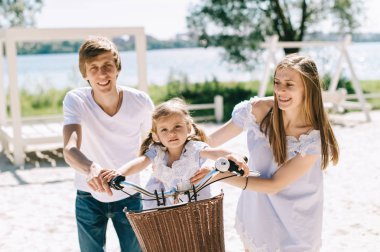 Mutlu bir aile açık havada birlikte vakit. Baba, anne ve kızı var eğlenceli bir ve bir kumsalda oynarken