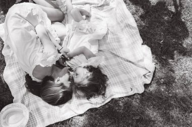 Mutlu genç aile dışında birlikte vakit. Baba Anne ve çocuklarının yeşil Park eğlenmek