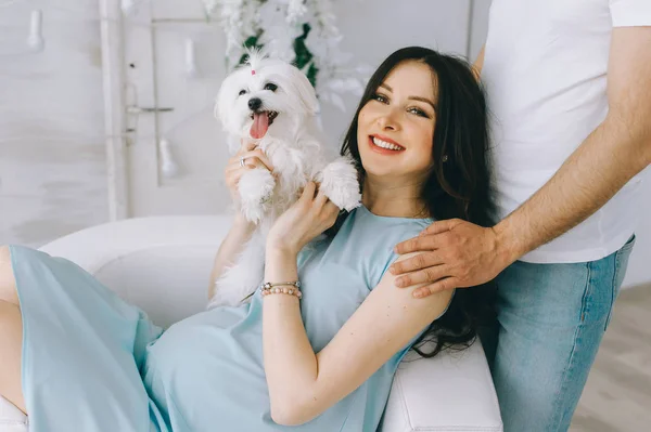 Pareja Joven Esperando Bebé Con Perro Pie Juntos Interior — Foto de Stock