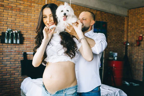 Sabahleyin Yatakta Yatarken Bir Köpek Ile Evli Hamile Çift — Stok fotoğraf