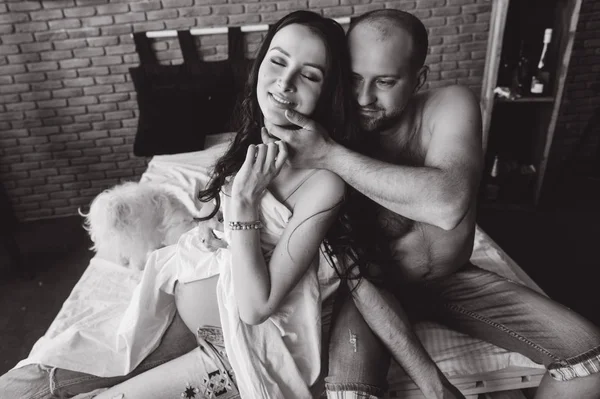 夫妇在爱怀孕妇女与她的丈夫在床拥抱 等待婴孩 — 图库照片