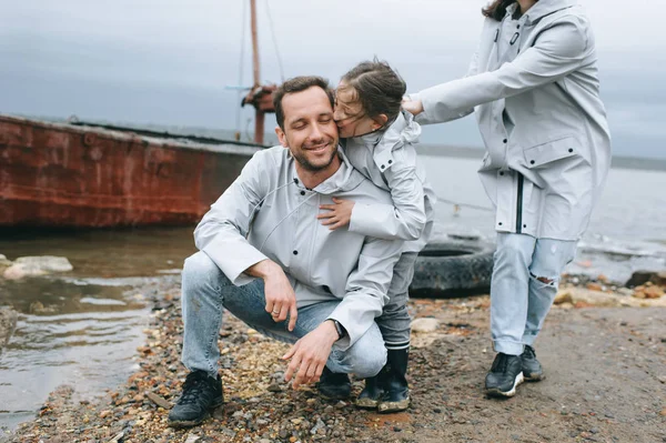 Uma Jovem Família Divertir Perto Mar Fundo Barco — Fotografia de Stock