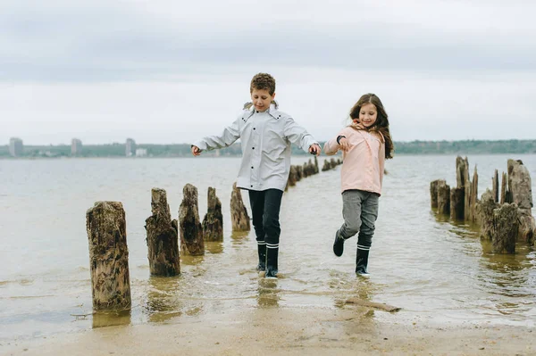 Frère Soeur Ont Plaisir Jouer Près Mer — Photo