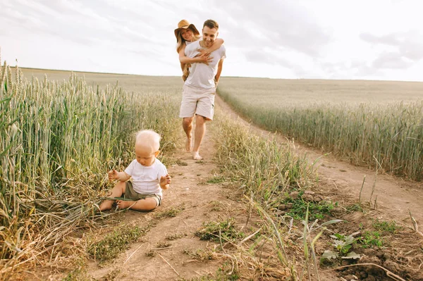 Genç Mutlu Aile Alanında Küçük Bebekleri Ile Eğlenceli Bir Var — Stok fotoğraf