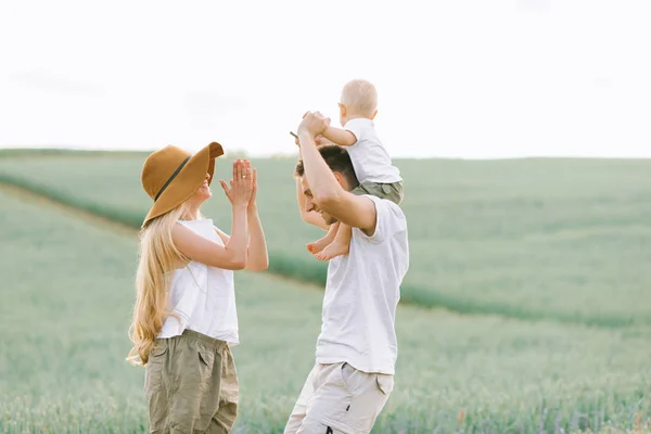 Jovem Família Feliz Divertir Com Seu Bebê Campo — Fotografia de Stock