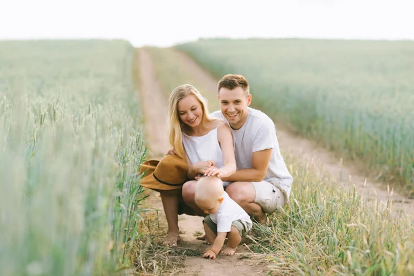 Jeune Famille Heureuse Amuser Avec Leur Petit Bébé Dans Domaine — Photo