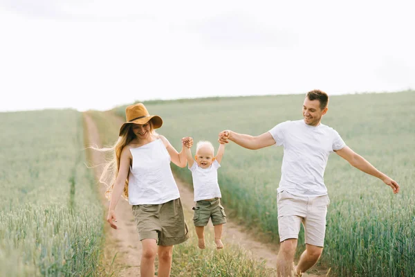 Jovem Família Feliz Divertir Com Seu Bebê Campo — Fotografia de Stock