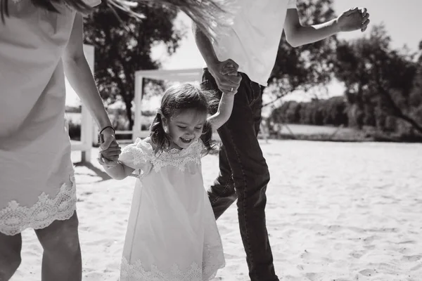 Famiglia Felice All Aperto Trascorrere Del Tempo Insieme Sulla Spiaggia — Foto Stock