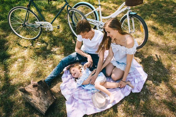 Uma Jovem Família Feliz Passar Tempo Juntos Fora Pai Mãe — Fotografia de Stock