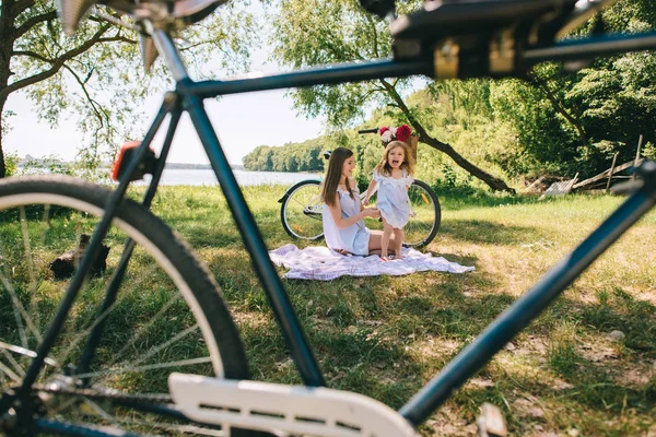 Joyeux Jeune Femme Avec Petite Fille Passer Temps Ensemble Sur — Photo