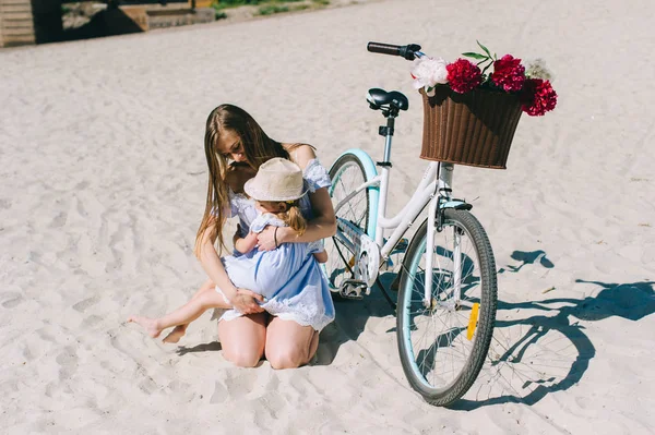 Feliz Joven Con Pequeña Hija Pasando Tiempo Juntos Playa — Foto de Stock