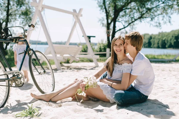Mutlu bir aile açık havada birlikte vakit. Baba, anne ve kızı var eğlenceli bir ve bir kumsalda oynarken