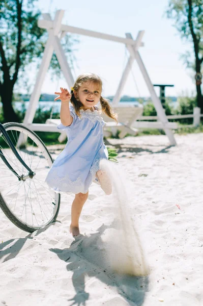 Szczęśliwa Dziewczynka Zabawy Plaży — Zdjęcie stockowe