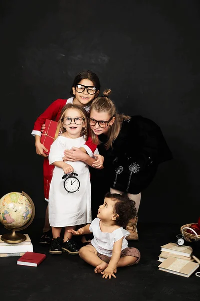 farklı clases ve siyah bir zemin üzerine küçük çocuk güzel kız öğrenciler