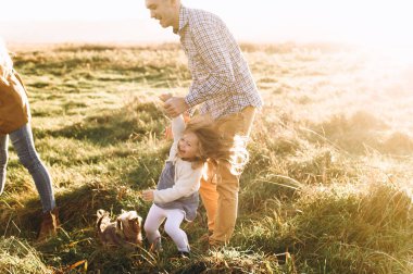 Baba ve kızı vakit geçirin ve günbatımında çalışan