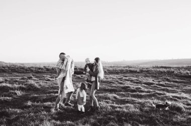 Baba ve kızı vakit geçirin ve günbatımında çalışan