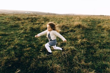  güneşli alan eğleniyor sevimli güzel ve mutlu kız 