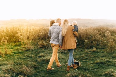  mutlu aile alanında'nde günbatımı oynuyor 