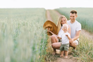 Genç mutlu aile alanında küçük bebekleri ile eğlenceli bir var