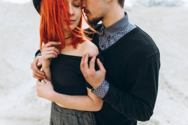 Genç bir çift harcama zaman açık havada aşık portresi