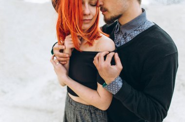 Genç bir çift harcama zaman açık havada aşık portresi