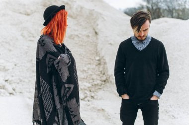 mutlu genç çift taş kariyer aşık