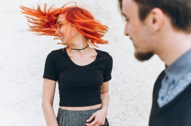 mutlu genç çift taş kariyer aşık